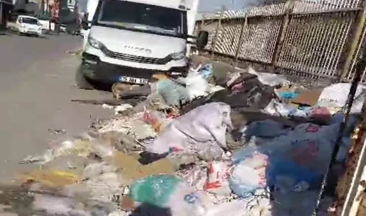 Buca’da Çöpler Sokakları İstila Etti: Vatandaşlar Tepkili