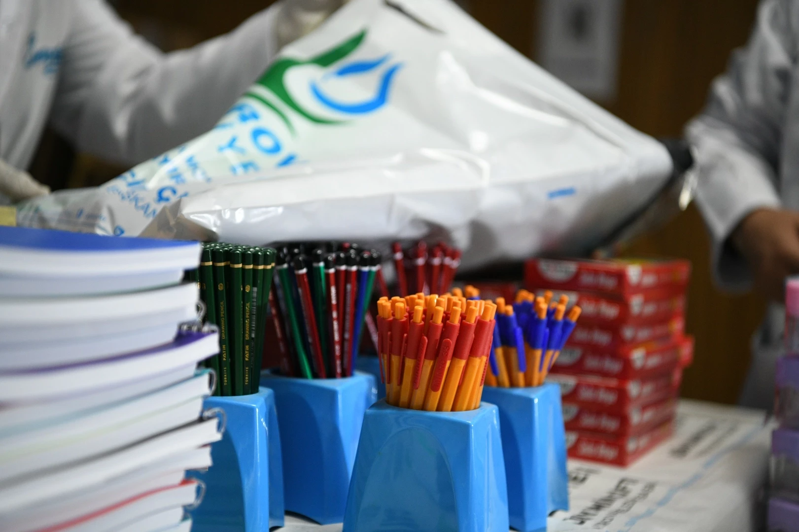 Kocaeli Çayırova’da öğrencilere kırtasiye desteği