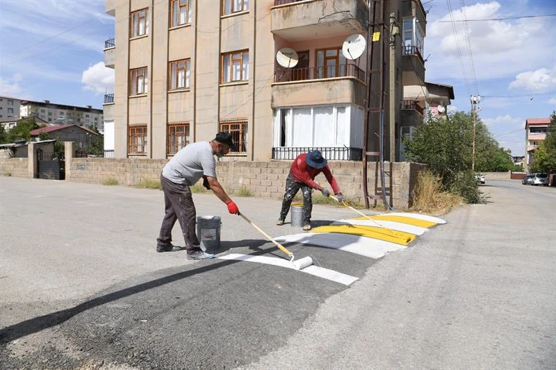 KASİSLER BOYANARAK GÖRÜNÜR HALE GETİRİLDİ.