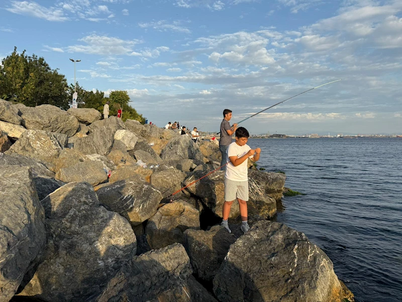 Pendik Belediyesinden Baba ve Oğullara Özel Balık Tutma Etkinliği