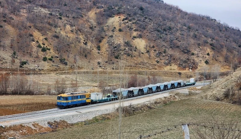 DEMİRYOLLARINDA DEPREMİN İZLERİ SİLİNİYOR