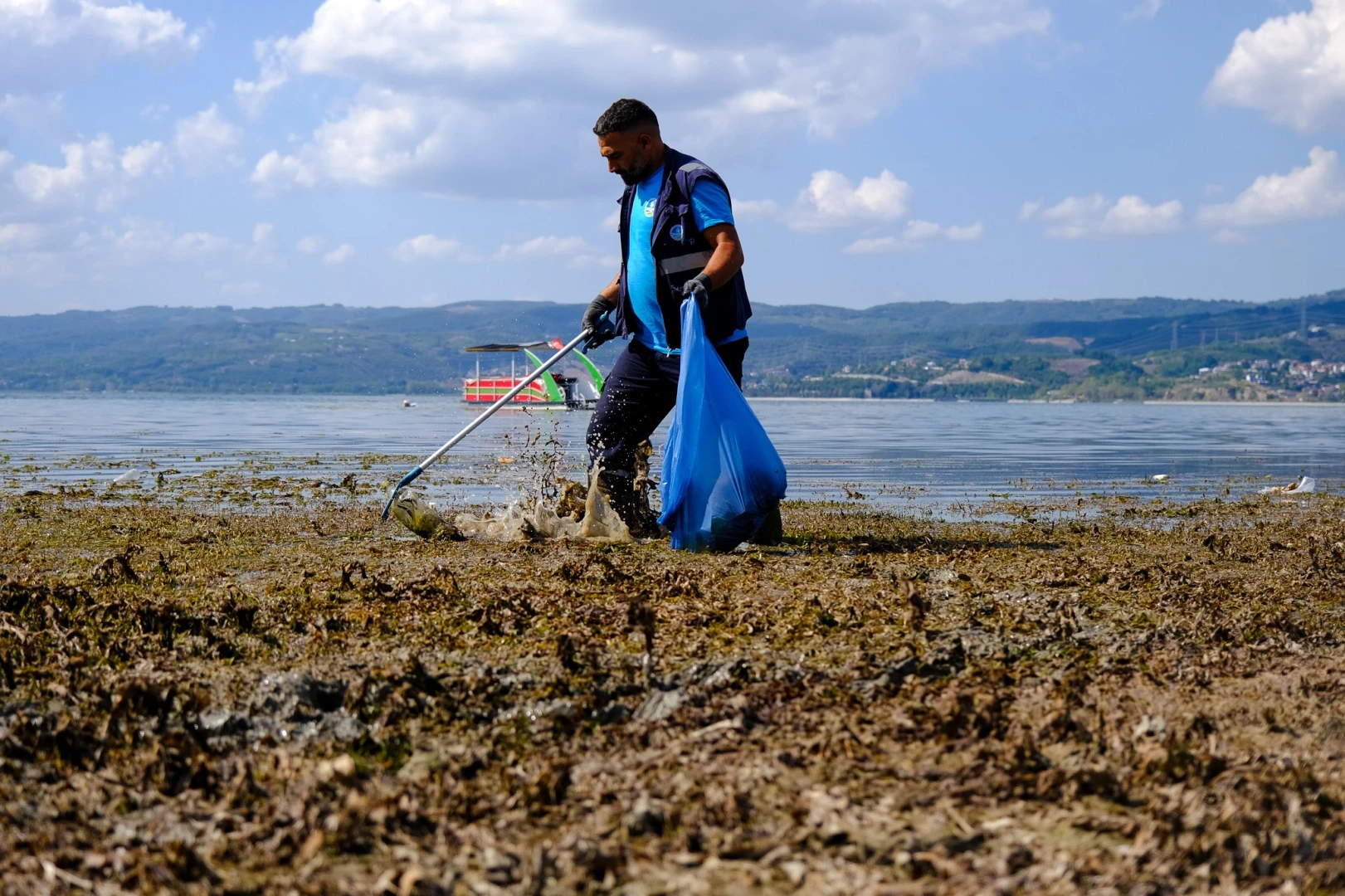 Sapanca çevresinden 2 ton çöp çıktı