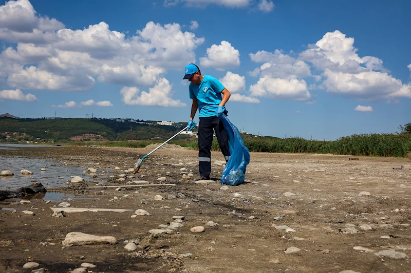 Sapanca Gölü çevresinden 2 ton çöp toplandı