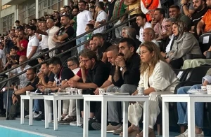 Eşbaşkan Hatun, Amedspor-Pendikspor maçını izledi