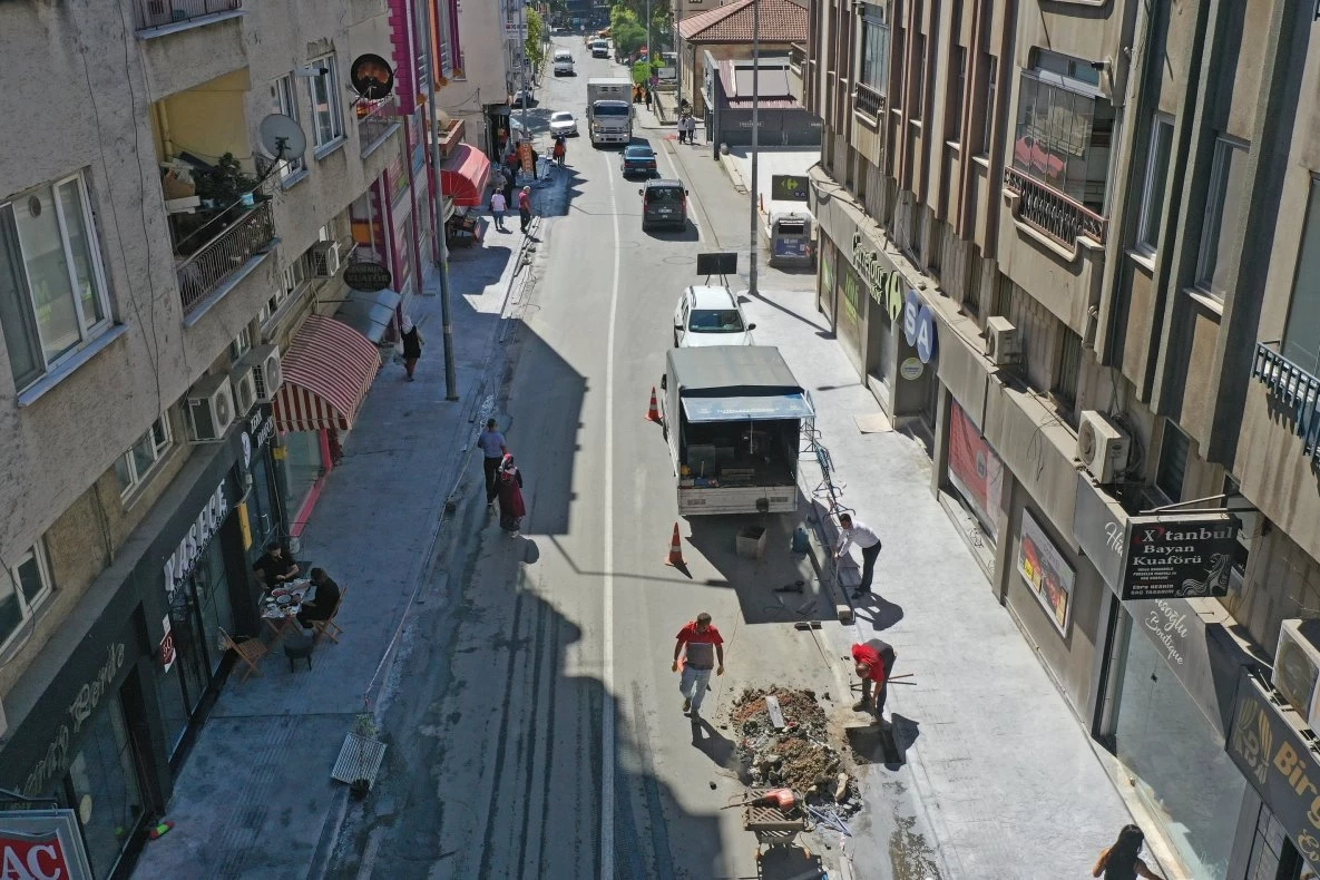 Ordu Ünye Saray Caddesi’nde kaldırımlar yenileniyor