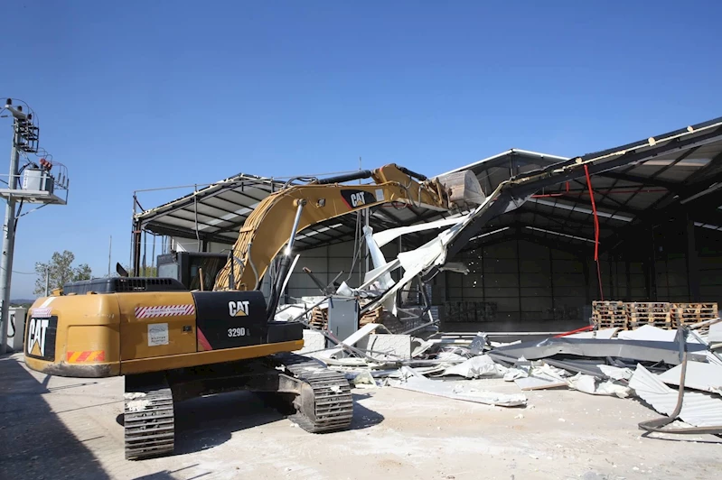 Başköy’de kaçak depo yıkıldı