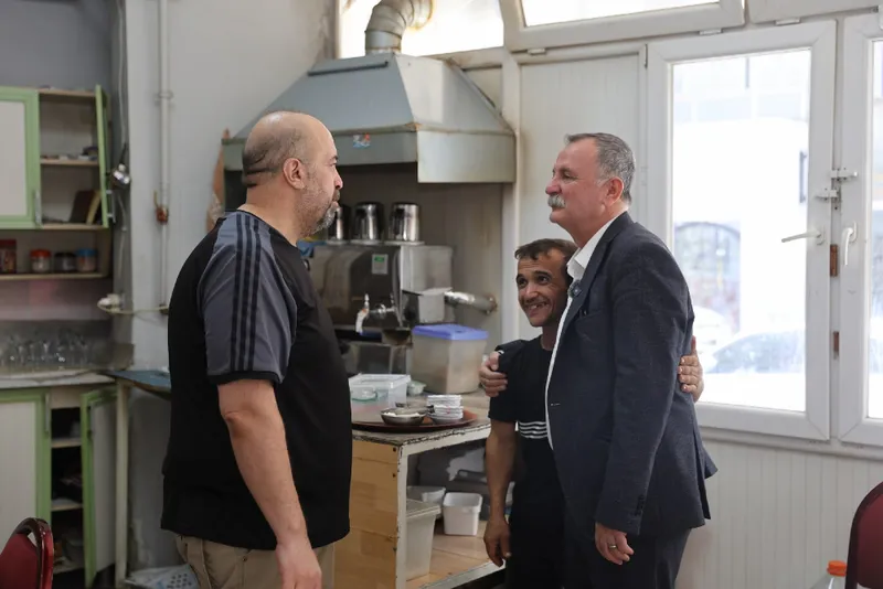 BAŞKAN BALABAN İZMİR CADDESİNDE ESNAFI GEZDİ