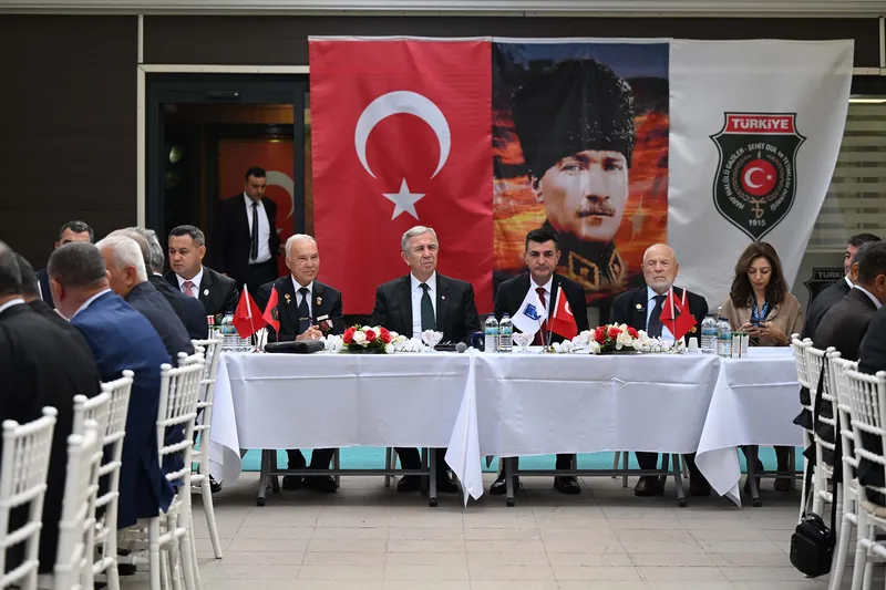 MANSUR YAVAŞ GAZİ VE ŞEHİT YAKINLARIYLA BULUŞTU