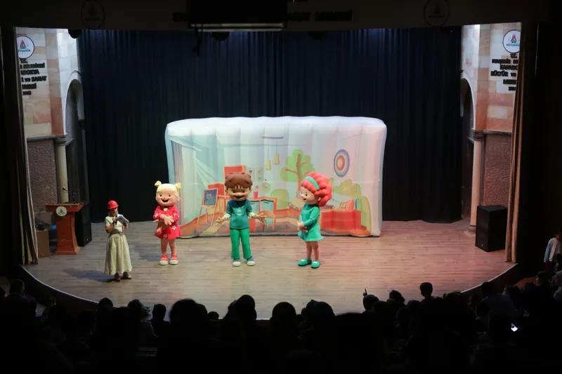 Damla’nın Dolabı Çocuk Tiyatrosu Nevşehir’de SAHNELENİYOR