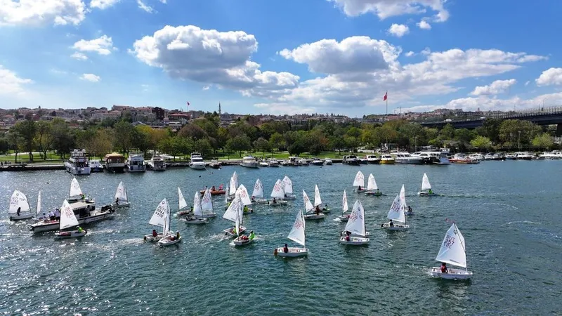 GENÇ SPORCULAR ŞAMPİYONLUK İÇİN YARIŞTI