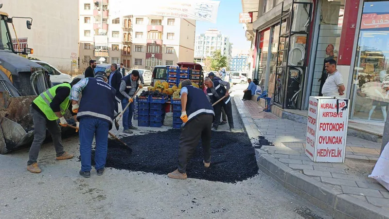 İpekyolu Belediyesi,  6 Ayrı Noktada Asfalt ve Yol Çalışmalarını Sürdürüyor