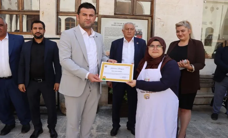 ŞANLIURFA’DA YÖRESEL YEMEK EĞİTİMİ ALAN KURSİYERLERE SERTİFİKA VERİLDİ