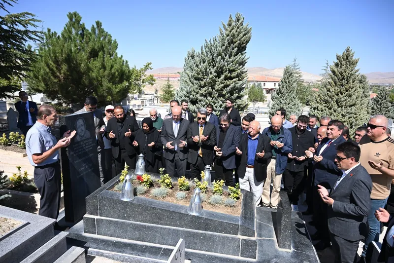 BÜYÜK OZANIMIZ NEŞET ERTAŞ KABRİ BAŞINDA ANILDI