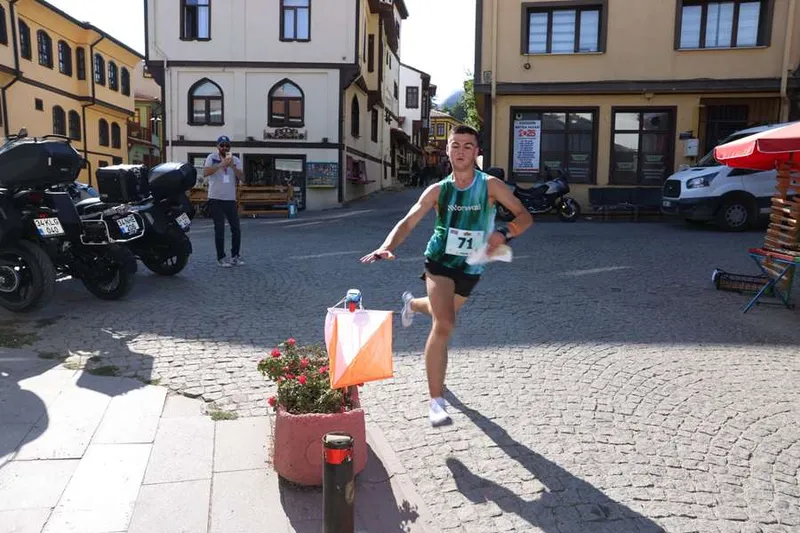 ORYANTİRİNG YARIŞLARI RENKLİ GÖRÜNTÜLERE SAHNE OLDU