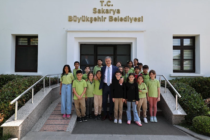 Başkan Yusuf Alemdar okulla ilk kez tanışan miniklere başarılar diledi