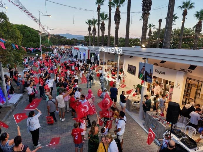 Bayraklı standında Zafer Bayramı coşkusu