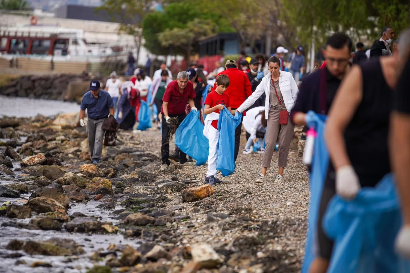 İzmirlilerden rekor için kıyı temizliği
